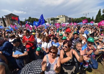 Un momento della manifestazione 'Difendiamo i nostri figli' contro il ddl Cirinn‡, le unioni civili e quelle omosessuali a piazza San Giovanni, Roma, 20 giugno 2015. ANSA/ETTORE FERRARI