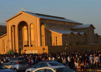 epa04001015 Christians of the East Asian communities living in Kuwait gather in front of a church during Christmas celebrations, in Kuwait City, Kuwait, 25 December 2013. Christians in Kuwait form a minority group, with the majority of Christians are the foreign expatriates from different countries.  EPA/RAED QUTENA