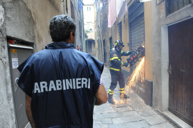 20090703 GENOVA -CRO- OPERAZIONE DIA TRA GENOVA E PALERMO. Da questa mattina all'alba carabinieri in azione per sequestrare immobili riconducibili a famiglie mafiose palermitane -ANSA/LUCA ZENNARO-