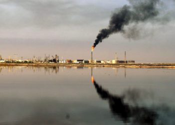 epa02373541 (FILE) A file photo dated 08 March 2009 of a general view of an oil refinery in the waters of the Northern Arabian Gulf close to the port town of Umm Quasar in Basra, southern Iraq on 08 March 2009. Iraq has around 143 billion barrels of crude oil reserves, about 24 per cent more than previous estimates, the Iraqi Minister of Oil said on 04 October 2010. The reserves are mostly located in 66 oil fields in southern Iraq, Oil Minister Hussein al-Shahristani announced. This estimate places Iraq as the holder of the world?s fourth largest crude oil reserves, behind Saudi Arabia, Venezuela, and Canada. Previous estimates made in the 1990s placed oil reserves at 119 billion barrels.  EPA/HAIDER AL-ASSADEE