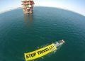Una protesta di Greepeace contro le trivelle in Adriatico. ANSA/ Matt Kemp/ Greenpeace +++ NO SALES - EDITORIAL USE ONLY +++