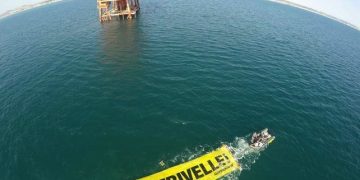 Una protesta di Greepeace contro le trivelle in Adriatico. ANSA/ Matt Kemp/ Greenpeace +++ NO SALES - EDITORIAL USE ONLY +++