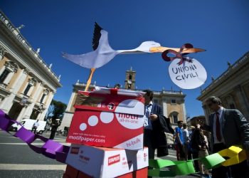 Rappresentanti dei Radicali portano in Campidoglio a Roma le firme raccolte per un disegno di legge di iniziativa popolare per il riconoscimento delle unioni civili, 17 maggio 2012. ANSA/ GUIDO MONTANI