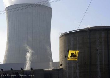 Un centinaio di attivisti di Greenpeace sono penetrati stamane sul sito della centrale nucleare di Beznau, nel comune di Dˆttingen (AG), ed hanno appeso diversi striscioni con la scritta "The End". L'organizzazione ambientalista chiede lo spegnimento immediato dei reattori per motivi di sicurezza. L'azione a Beznau si inserisce in una pi˘ vasta operazione che ha interessato anche altre centrali nucleari europee. Circa 240 attivisti in tutto sono penetrati sui siti delle centrali di Bugey (Francia), Oskarhamns (Svezia), Tihange (Belgio), GaroÒa (Spagna) e Borssele (Paesi Bassi), ha fatto sapere Greenpeace, che chiede lo spegnimento di questi reattori "vetusti", 5 marzo 2014. ANSA/UFFICIO STAMPA GREENPEACE ++ NO SALES, EDITORIAL USE ONLY ++