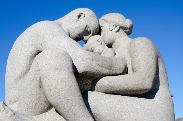 famiglia-mamma-papa-vigeland-park-shutterstock_162778787