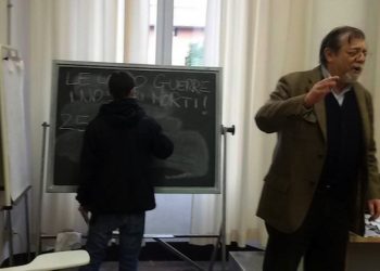 Il professor Angelo Panebianco, durante la contestazione subita per un articolo da lui firmato e pubblicato sul Corriere della Sera. Sono stati alcuni appartenenti al collettivo Cua ad 'attaccare' l'editorialista interrompendo con uno striscione e volantini la sua lezione alla facolt‡ di Scienze politiche, in Strada Maggiore a Bologna, 22 febbraio 2016. ANSA / Collettivo Universitario Autonomo Bologna