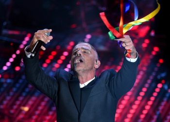 Italian singer Eros Ramazzotti performs on stage during the Sanremo Italian Song Festival at the Ariston theater in Sanremo, Italy,  10 February 2016. The music festival will run from 09 to 13 February. ANSA/ETTORE FERRARI