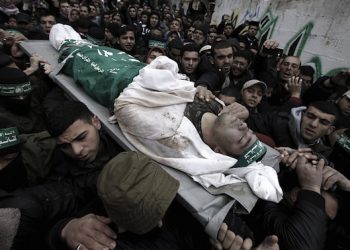 epa05133715 Palestinian mourners carry the body of Izz Al-Din Qassem, 21, one of seven fighters bodies of the Izz Al-Din al-Qassam brigades, the military wing of Palestinian Hamas organization, during their funeral in the east of Gaza City, 29 January 2016. Seven fighters ofrom Al-Qassam were killed after a tunnel built for fighting Israel collapsed in the Gaza Strip.  EPA/MOHAMMED SABER