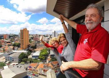 epa05196578 Handout picture by the Instituto Lula of the Former Brazilian President, Luiz Inacio Lula Da Silva (R) with his wife Marisa (L) and the President of Brazil, Dilma Rousseff (c) at Lula's residence in Brasilia, Brazil, 05 March 2016. Brazilian President Dilma Rousseff visited the residence of her predecessor Luiz Inacio Lula da Silva, a day after the former president was the target of the nation's biggest corruption investigation. The head of state arrived early in the afternoon at the home of Lula where she was greeted by about 300 supporters who gathered at the gates of the building, located in the town of Sao Bernardo do Campo , in the metropolitan area of Sao Paulo.  EPA/INSTITUTO LULA DA SILVA / HANDOUT EDITORIAL USE ONLY/NO SALES