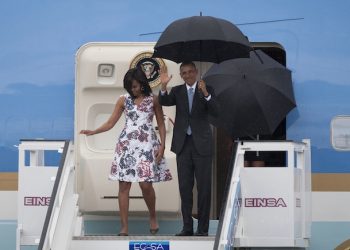 President Barack Obama waves from Air Force One as he arrives accompanied by first lady Michelle Obama at Jose Marti International Airport in Havana, Cuba, Sunday, March 20, 2016. Obama became the first U.S. president to visit the island in nearly 90 years. (AP Photo/Fernando Medina)