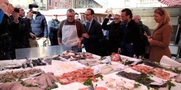 Il candidato sindaco del centrodestra, Stefano Parisi durante una iniziativa elettorale al mercato di piazzale Lagosta, Milano, 12 marzo 2016. ANSA/MOURAD BALTI TOUATI