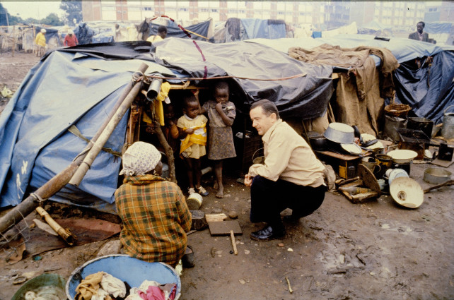 Padre Piero Gheddo tra i profughi ad Harare - Zimbabwe