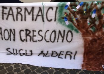 Ricercatori in camice bianco e al polso l'etichetta adesiva per spedire i bagagli in aeroporto, a testimoniare il rischio di dover partire da un momento all'altro per poter continuare la ricerca. CosÏ Ë cominciata la protesta contro i limiti alla sperimentazione animale organizzata dall'Associazione Pro-test in piazza Montecitorio. Numerosi i ricercatori, per la maggior parte giovani, arrivati da tutta Italia e dai pi˘ prestigiosi centri di ricerca come Istituto Ifom, la Fondazione Telethon, il San Raffaele di Milano. Tutti chiedono di abolire l'articolo 13 della legge sulla sperimentazione animale che limita l'uso degli animali di laboratorio al punto di paralizzare numerosi settori della ricerca, da quello sui vaccini ai tumori, 19 settembre 2013. ANSA