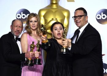 epa05186675 (L-R) Steve Golin, Blye Pagon Faust, Nicole Rocklin, and Michael Sugar hold up their Oscar for Best Picture for 'Spotlight' in the press room during the 88th annual Academy Awards ceremony at the Dolby Theatre in Hollywood, California, USA, 28 February 2016. The Oscars are presented for outstanding individual or collective efforts in 24 categories in filmmaking.  EPA/PAUL BUCK