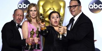 epa05186675 (L-R) Steve Golin, Blye Pagon Faust, Nicole Rocklin, and Michael Sugar hold up their Oscar for Best Picture for 'Spotlight' in the press room during the 88th annual Academy Awards ceremony at the Dolby Theatre in Hollywood, California, USA, 28 February 2016. The Oscars are presented for outstanding individual or collective efforts in 24 categories in filmmaking.  EPA/PAUL BUCK