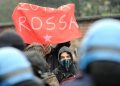 Studenti manifestano per le vie del centro in un corteo non autorizzato composto da circa 300 studenti partiti dall'universit? Statale di Milano, mercoledi' 22 dicembre 2010. ANSA/DANIEL DAL ZENNARO