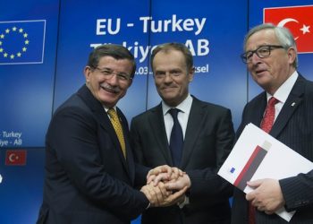 epa05218776 Turkish Prime Minister Ahmet Davutoglu (L) European Council President Donald Tusk (C) and European Commission President, Jean-Claude Juncker during a news conference at the end of a European Union leaders summit in Brussels, Belgium, 18 March 2016. EU leaders discussed a deal with Turkey that is aimed to tackle the migration crisis and curb migration into the bloc.  EPA/OLIVIER HOSLET