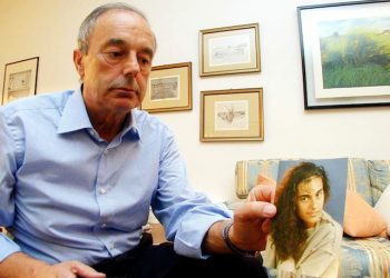 LECCO = BEPPINO ENGLARO MOSTRA UNA FOTO DELLA FIGLIA ELUANA, LA RAGAZZA DI LECCO CHE, A SEGUITO DI UN INCIDENTE STRADALE,  E' IN STATO VEGETATIVO PERMANENTE DAL 18-01-1992 - IL PADRE BEPPINO ENGLARO DA ANNI SI BATTE PER INTERROMPERE L'ACCANIMENTO TERAPEUTICO SULLA FIGLIA - E' DI IERI LA NOTIZIA CHE I GIUDICI HANNO AUTORIZZATO L' EUTANASIA - CARDINI - 10-7-2008