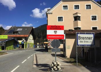 Il valico del Brenero, dove le autorit‡ austriache vogliono edificare la nuova barriera antiemigranti, 12 aprile 2016.
ANSA/IRIS GARAVELLI