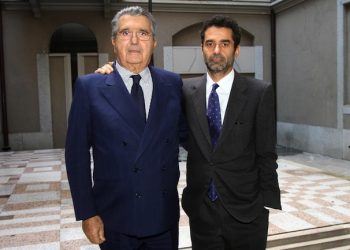 Carlo De Benedetti (sinistra) posa con il figlio Rodolfo, oggi 29 ottobre 2012 presso la sede della Cir a Milano. Carlo De Benedetti lascia il controllo di Cir ai tre figli Rodolfo, Marco ed Edoardo. Il primo sar‡ nominato presidente esecutivo del gruppo e di Cofide, mentre Monica Mondardini, gi‡ a.d dell'Espresso, assumer‡ anche la carica di amministratore anche di Cir. A seguito di tale decisione, Carlo De Benedetti ha proposto al board di nominare, nella prossima assemblea degli azionisti ad aprile, Rodolfo De Benedetti presidente esecutivo di Cir. 
ANSA / MATTEO BAZZI