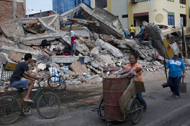 ecuador-terremoto-portoviejo-macerie-ansa-ap