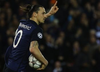 epa05246831 Zlatan Ibrahimovic of Paris Saint Germain celebrates scoring the equalising goal during the UEFA Champions League quarter final first leg soccer match between Paris Saint-Germain and Manchester City FC at the Parc des Princes Stadium in Paris, France, 06 April 2016.  EPA/YOAN VALAT