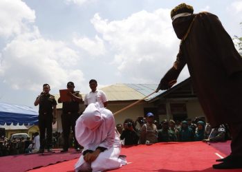 epa05188205 An Acehnese woman is whipped in front of the public at Rukoh Village, Banda Aceh, Indonesia, 01 March 2016. Eighteen Acehnese got whipped for violating the sharia law, including for gambling, drinking alcohol and for dating between a man and a woman. Whipping punishment is one form of punishment imposed in Aceh for violating the application of Islamic Shari'a.  EPA/HOTLI SIMANJUNTAK