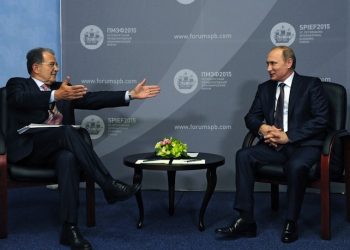 epa04809253 Former Italian Prime Minister Romano Prodi (L) talks to Russian President Vladimir Putin (R) during their meeting at St. Petersburg International Economic Forum, Russia, 19 June 2015.  EPA/MIKHAIL KLIMENTIEV/RIA NOVOSTI/KREMLIN POOL MANDATORY CREDIT/RIA NOVOSTI/