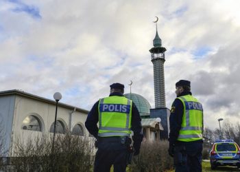 epa04544832 Two policemen stand outside a mosque in Uppsala, Sweden, 02 January 2015. Police have tightened security around some of Sweden's main mosques, after the mosque suffered a firebomb attack a day earlier, one of three arson attacks targeting the muslim community in Sweden since Christmas Day.  EPA/ANDERS WIKLUND SWEDEN OUT