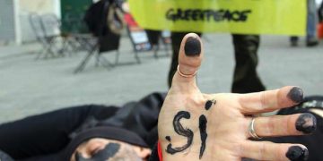 Un momento del flashmob in 22 citt‡ di tutta Italia degli "oil men" di Greenpeace sono entrati in azione per invitare gli italiani al partecipare al referendum sulle trivellazioni offshore del prossimo 17 aprile, 19 marzo 2016. ANSA/UFFICIO STAMPA GREENPEACE ++ NO SALES, EDITORIAL USE ONLY ++