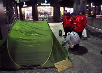 Volontari dei City Angels assistono dei ragazzi che vivono i tenda, vicino piazza del Duomo a Milano, ieri sera 4 febbraio 2012.
MATTEO BAZZI / ANSA