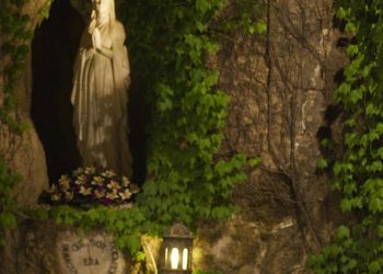 Papa Benedetto XVI durante la cerimonia di chiusura del mese Mariano nella Grotta di Lourdes in Vaticano, oggi 31 maggio 2011.
ANSA/CLAUDIO PERI