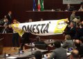 Mario Mantovani in Consiglio Regionale viene contestato dai Consiglieri del Movimento 5 Stelle. Milano, 3 maggio 2016. ANSA/MOURAD BALTI TOUATI