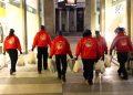 Una squadra di volontari dei City Angels con generi di conforto per assistere i senza fissa di dimora ieri sera, 4 febbraio 2012,  in zona San Babila a Milano. 
MATTEO BAZZI / ANSA