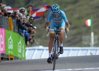 Italian rider Vincenzo Nibali of Astana team arrives to the finish line of the of the Giro d'Italia 2016, from Guillestre to Sant'Anna di Vinadio 134 km, Italy, 28 May 2016.
ANSA/LUCA ZENNARO