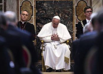 Pope Francis, center,  attends the ceremony where he was awarded the International Charlemagne Prize of Aachen (Karlspreis) at the Vatican, Friday, May 6, 2016. Pope Francis, accepting the prize for promoting European unity on Friday bemoaned that the continent's people "are tempted to yield to our own selfish interests and to consider putting up fences." (Angelo Carconi/Pool photo via AP)