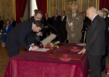 Il Presidente della Repubblica Giorgio Napolitano e il Presidente del Consiglio dei Ministri Matteo Renzi in occasione del giuramento del governo Renzi al Quirinale, 22 febbraio 2014.  ANSA / US PALAZZO CHIGI ++NO SALES EDITORIAL USE ONLY++