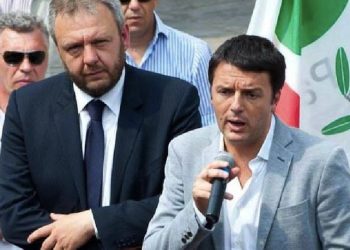 Il sindaco di Lodi Simone Uggetti (s) in un'immagine tratta dal suo profilo Facebook assieme al premier Matteo Renzi. Roma, 4 maggio 2016. ANSA/ FACEBOOK +++ATTENZIONE LA FOTO NON PUO? ESSERE PUBBLICATA O RIPRODOTTA SENZA L?AUTORIZZAZIONE DELLA FONTE DI ORIGINE CUI SI RINVIA+++