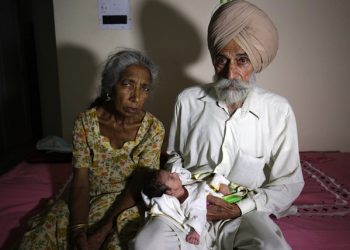 epa05299268 Indian couple, 70-year-old Dalwinder Kaur (L) and her 79-year-old husband Mohinder Singh Gill (R), hold their new born baby boy, Armaan Singh as they pose for photographs at their residence in Amritsar, India, 11 May 2016. Dalwinder Kaur gave birth to her first child at the age of 70 and after 46 years of marriage. She underwent In Vitro Fertilization (IVF) treatment at a hospital in the Indian state of Haryana for almost a year. The couple are happy and excited at the birth of their first child.  EPA/RAMINDER PAL SINGH