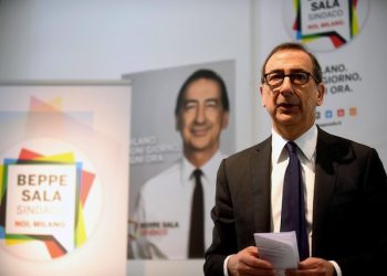 Il candidato sindaco del centrosinistra a Milano, Giuseppe Sala, presenta nel corso di una conferenza stampa i primi candidati della sua lista civica, 'Noi Milano', 7 aprile 2016. ANSA / US LISTA BEPPE SALA SINDACO
+++ANSA PROVIDES ACCESS TO THIS HANDOUT PHOTO TO BE USED SOLELY TO ILLUSTRATE NEWS REPORTING OR COMMENTARY ON THE FACTS OR EVENTS DEPICTED IN THIS IMAGE; NO ARCHIVING; NO LICENSING+++
