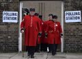 epa05385713 Chelsea pensioners leave a polling station after voting in the EU Referendum in London, Britain, 23 June 2016. Britons will vote on whether to remain in, or leave the European Union (EU) in a referendum on 23 June.  EPA/HANNAH MCKAY