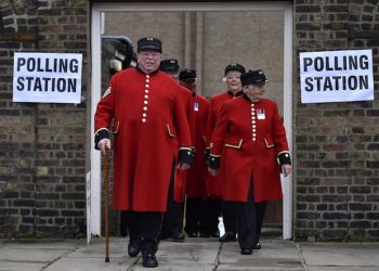 epa05385713 Chelsea pensioners leave a polling station after voting in the EU Referendum in London, Britain, 23 June 2016. Britons will vote on whether to remain in, or leave the European Union (EU) in a referendum on 23 June.  EPA/HANNAH MCKAY