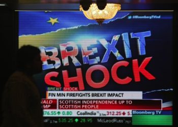 epa05387812 Indian locals walk pass a screen showing news of Britons vote to exit the European Union, at the Bombay Stock Exchange (BSE), in Mumbai, India, 24 June 2016. Brexit effected Indian markets and had lost nearly 1,090 points at one state after Britons in a referendum on 23 June have voted by a narrow margin to leave the European Union (EU). Media reports on early 24 June indicate that 51.9 per cent voted in favour of leaving the EU while 48.1 per cent voted for remaining in.  EPA/DIVYAKANT SOLANKI