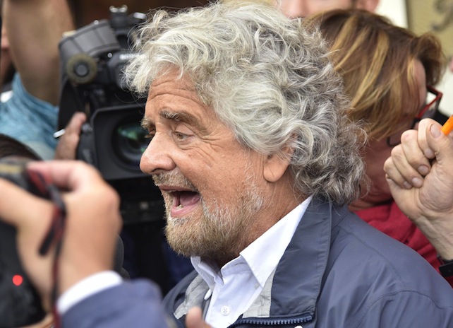 Beppe Grillo all'uscita dell'hotel in cui alloggia a Roma, 20 giugno 2016. ANSA/GIORGIO ONORATI