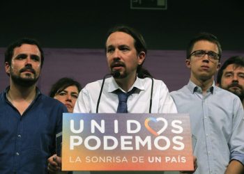 epa05393508 Leader of Podemos Party Pablo Iglesias (C) next to Political Secretary of Podemos Party Inigo Errejon (R), and candidate for Madrid and IU leader Alberto Garzon (L), attends a press conference on the general elections results in Madrid, Spain, 26 June 2016. Spain held general elections on 26 June 2016 after parties failed to form a government in the 20 December 2015 election.  EPA/ZIPI