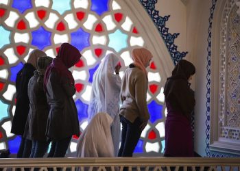 epa03419683 People pray in the Sehitlik Mosque in Berlin, Germany, 03 October 2012. Media reports state that over 600 mosques have opened their doors to visitors on the Day of German Unity. 03 October has been a public holiday since German reunification in 1990.  EPA/HANNIBAL HANSCHKE