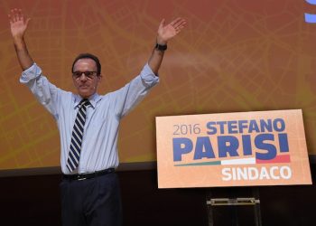 Il candidato sindaco del centrodestra a Milano, Stefano Parisi, al Teatro Dal Verme per la convention di apertura della campagna elettorale, Milano, 19 marzo 2016. ANSA/ DANIEL DAL ZENNARO