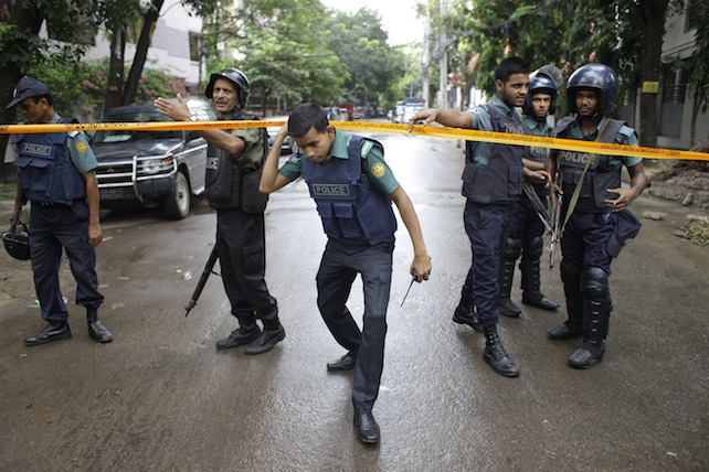 Bangladesh. Tutti i miti sul terrorismo islamico sfatati dall’attentato di Dacca