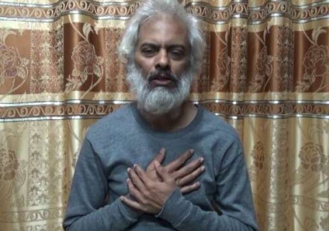 Schiaffeggiato e abusato dai jihadisti, ma vivo. Un video offre una (timida) speranza su padre Tom Uzhunnalil