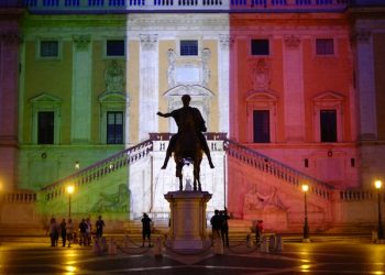 I colori della bandiera italiana proiettati sul Campidoglio, in segno di vicinanza verso i connazionali rimasti uccisi nel terribile attacco di Dacca a Roma, 2 luglio 2016.
ANSA/LUCIANO DEL CASTILLO